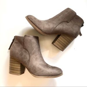 NEW Women’s taupe suede ankle boots sz 7